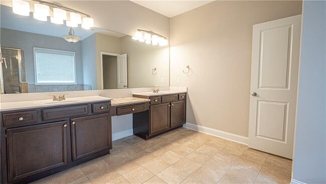 Building Photo - 3731 Ivy Lawn Dr NE