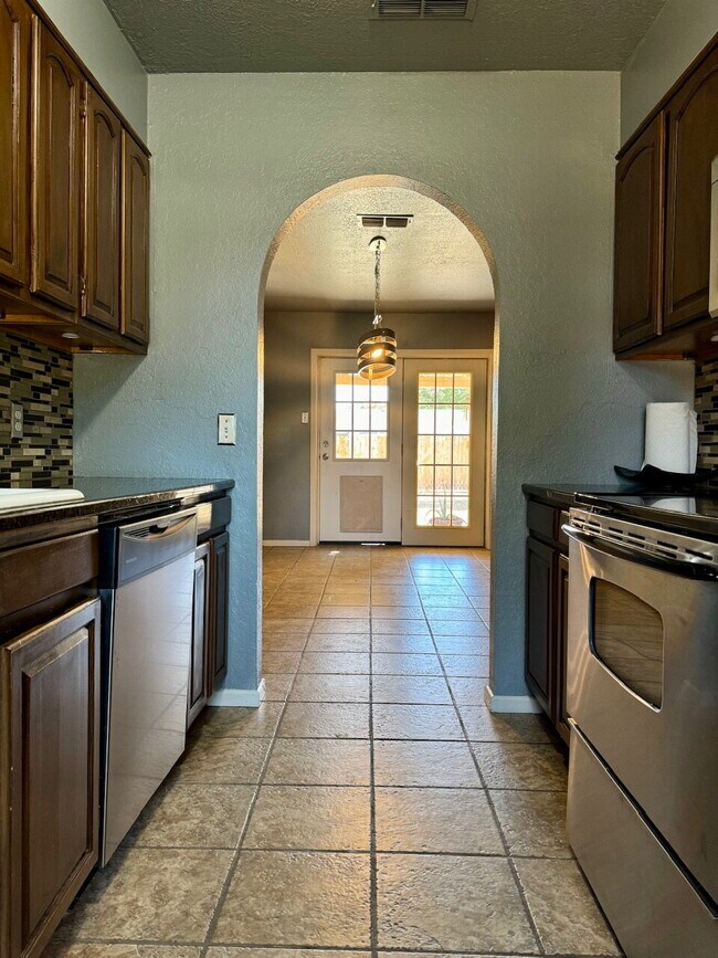 Building Photo - "Charming 3-Bed Oasis with 2 Full Baths in Lubbock – 1,610 Sq Ft of Comfort Awaits!"