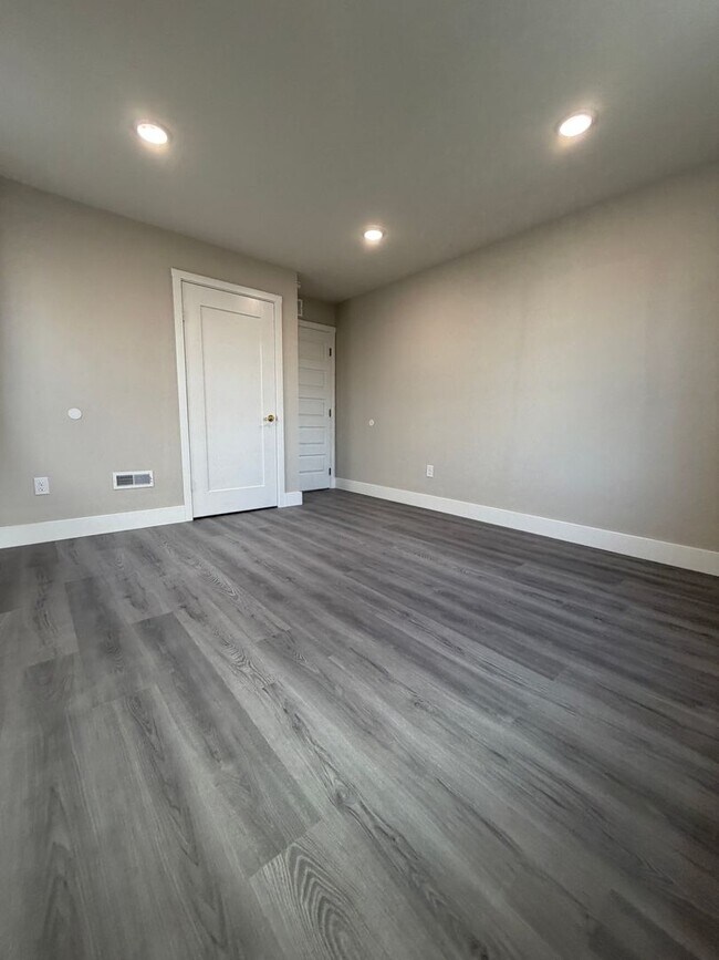 Building Photo - ??? NEWLY RENOVATED 3 BEDROOMS & 2.5 BATH HOUSE LOCATED IN HADDINGTON