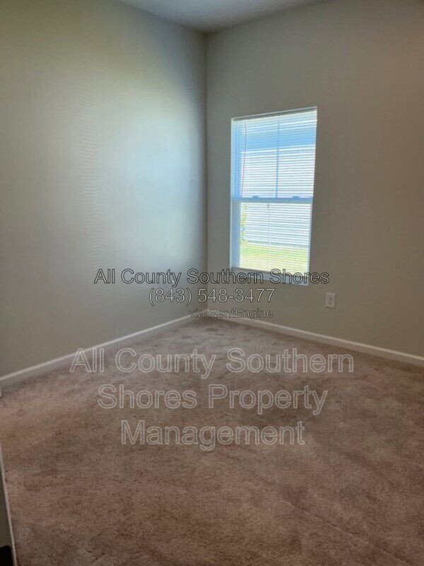 Building Photo - 234 S Reindeer Rd