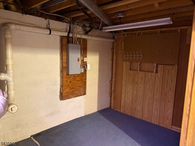 Building Photo - 131 Locust Ct