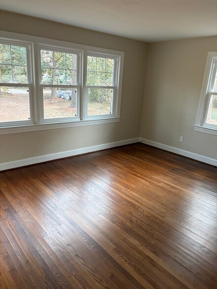 Building Photo - 536 Cavalier Dr