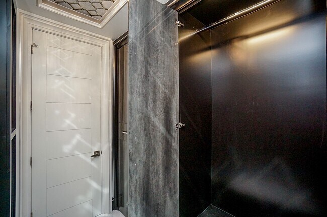 Building Photo - 5711 Sugar Hill Dr