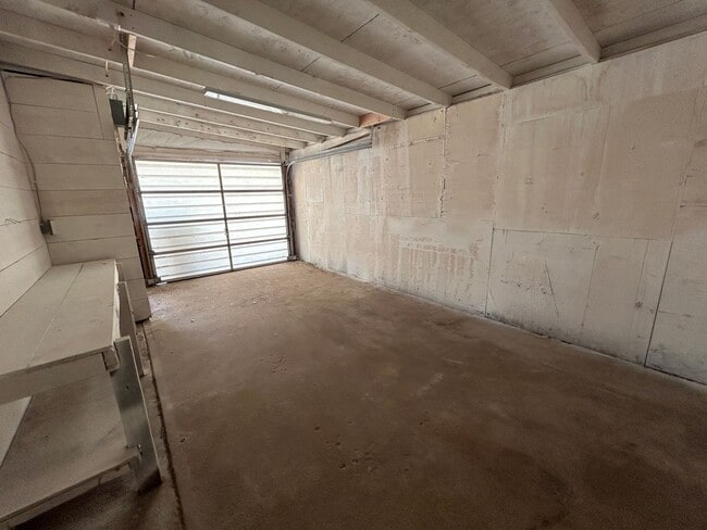 Building Photo - 3 Bedroom 1 Bath Beautiful House with Fenced Yard & Garage