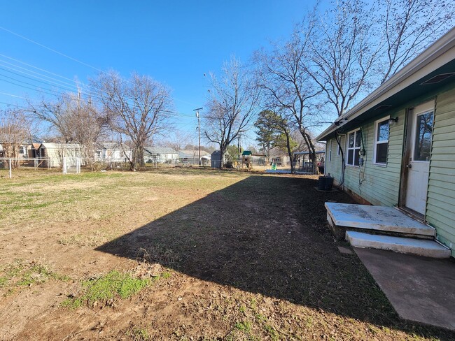 Building Photo - 3 Bed home in Shawnee!