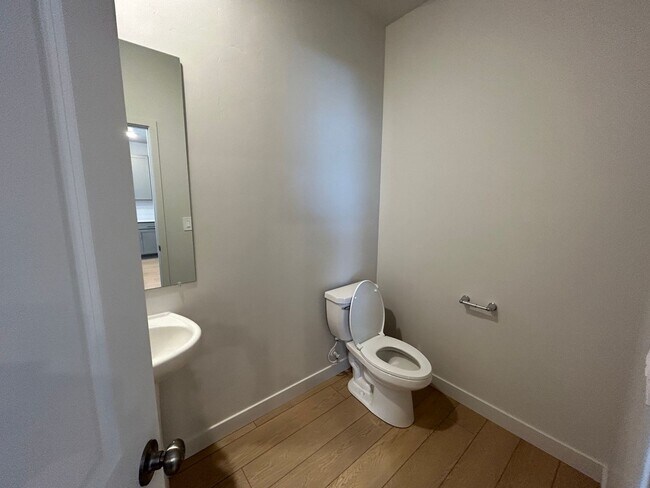 Building Photo - 4 Bedroom 2.5 Bathroom Townhome in Lehi!