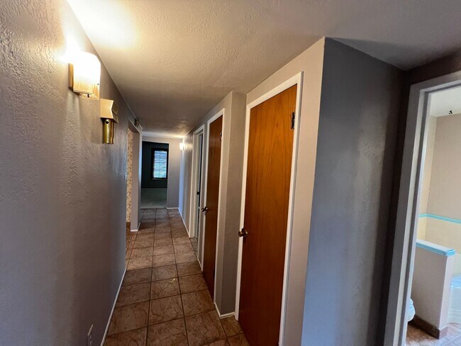 Building Photo - 723 S California St