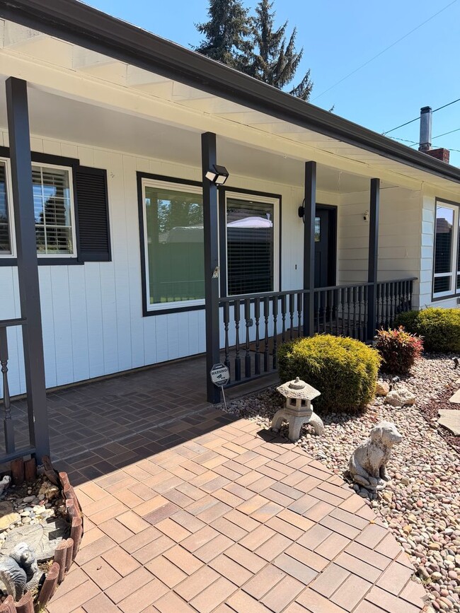 Building Photo - 4-Bedroom 4-Bathroom home with attached Studio apartment