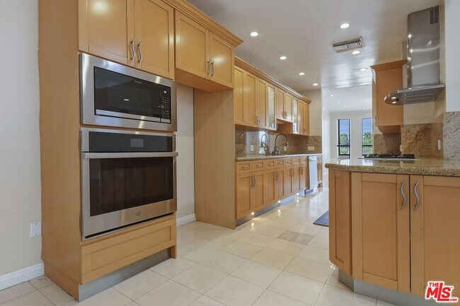 Building Photo - 4443 Ventura Canyon Ave