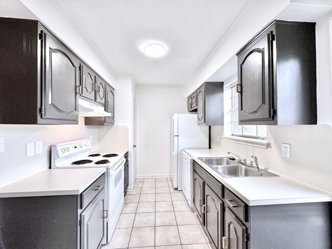 Building Photo - Spacious 2 Bed/2 Bathroom Condo in Bocage – Walk to Towne Center & Whole Foods!