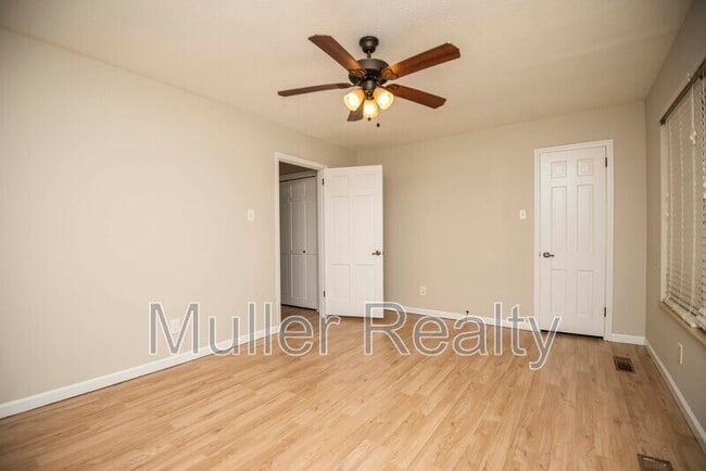 Building Photo - 11719 S Williamsburg Dr