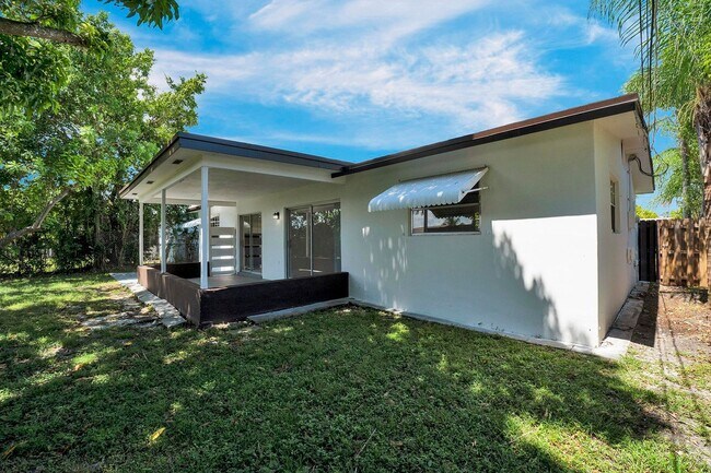 Building Photo - Sunrise Gem: Updated 2-Bed, 2-Bath with Ga...