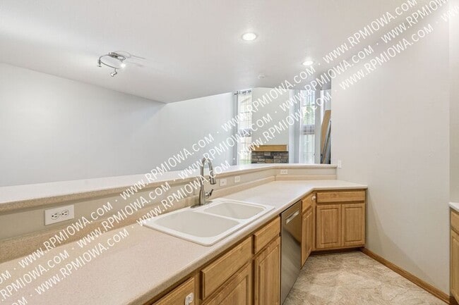 Building Photo - 513 E 4th St