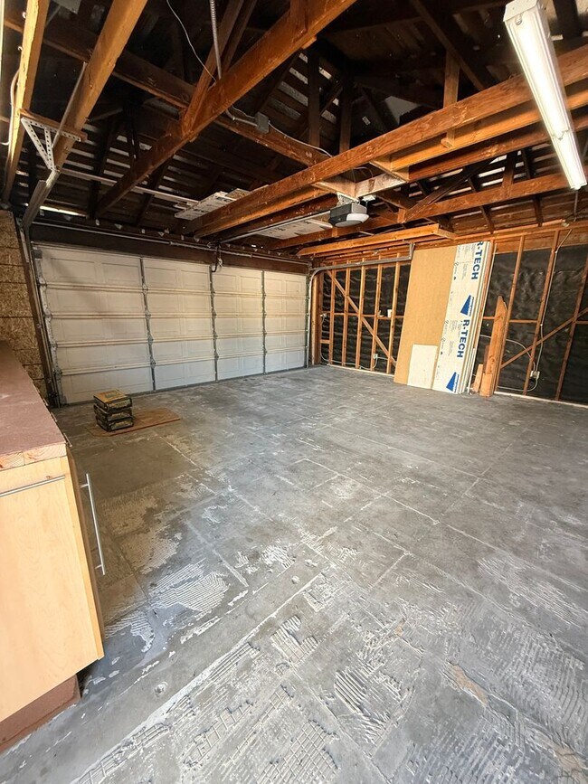 Building Photo - 3Bd House w/ HUGE Yard + RV Parking + New Appliances!