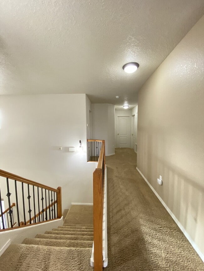 Building Photo - Large 5BR/2Story w/Balcony - Northern Meadows