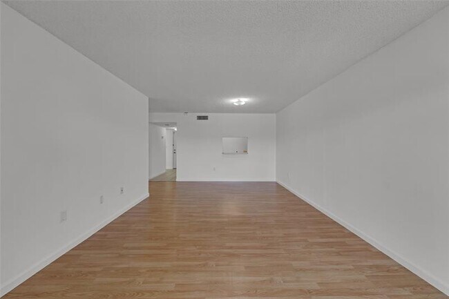 Building Photo - 721 N Pine Island Rd