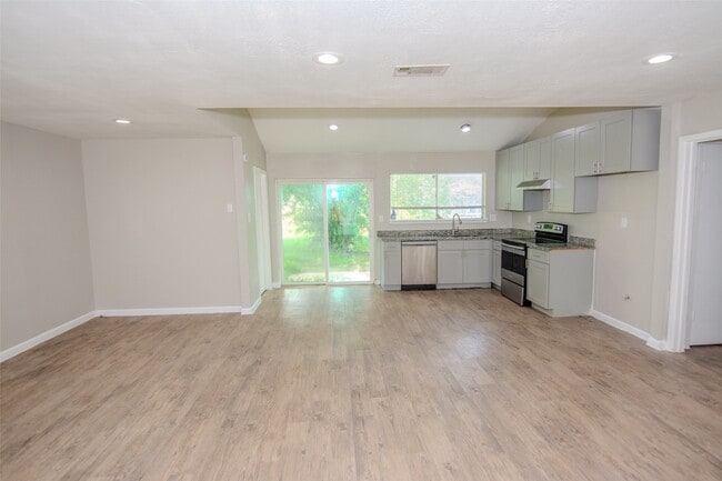 Building Photo - 9311 Golden Wood Ln