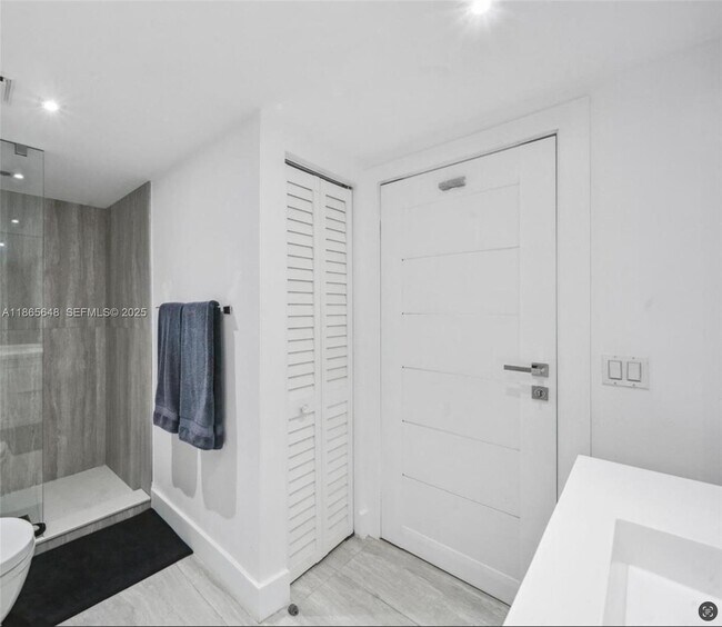 Building Photo - 1800 NE 114th St