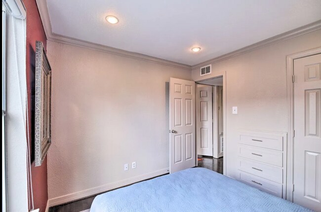 Building Photo - 2211 Blodgett St