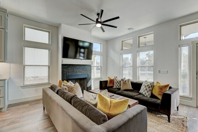 Building Photo - Stunning 4 Bedroom 3 Bath Home