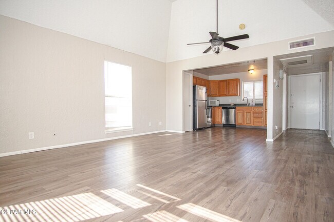 Building Photo - 4433 N Stanton St