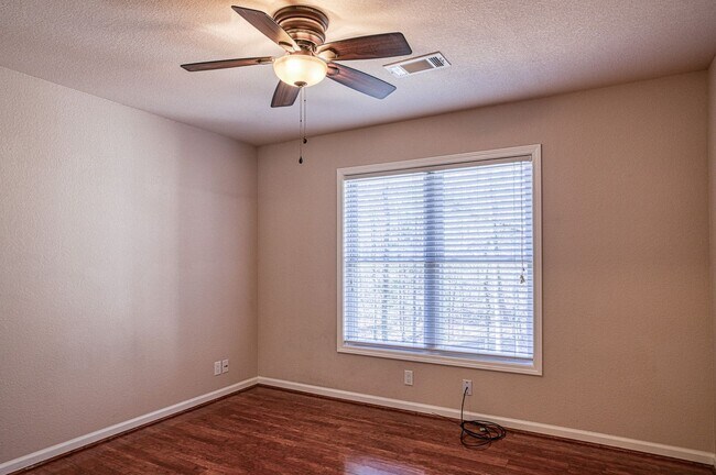 Building Photo - 16 Jubileo Ln