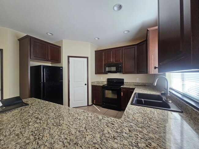 Building Photo - Spacious Home!