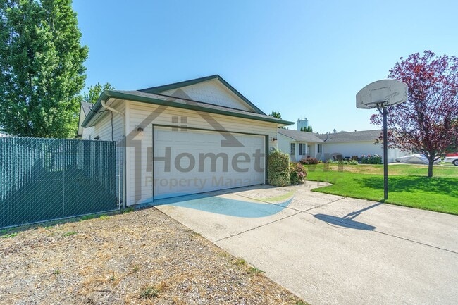 Building Photo - 3 Bedroom 2 Bathroom Home with Attached 2 Car Garage Available in Coeur d'Alene!