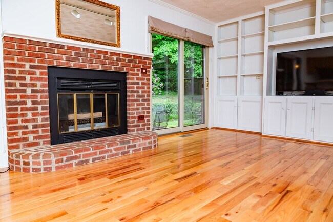 Building Photo - New Listing!