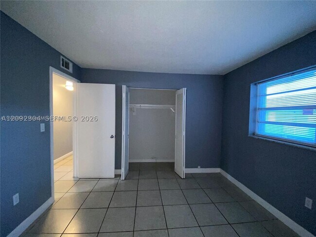 Building Photo - 1735 W 60th St