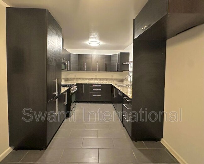 Building Photo - 674 W 27th St