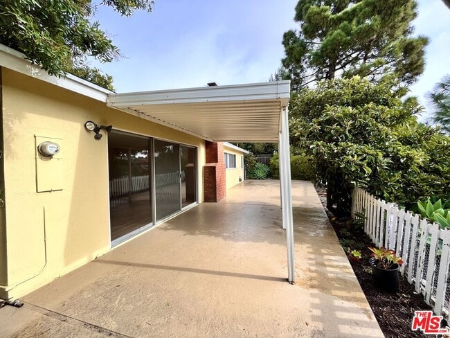Building Photo - 6308 Villa Rosa Dr