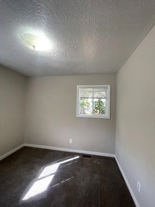 Building Photo - Large 2 Bed, 1 Bath Duplex Apartment with ...