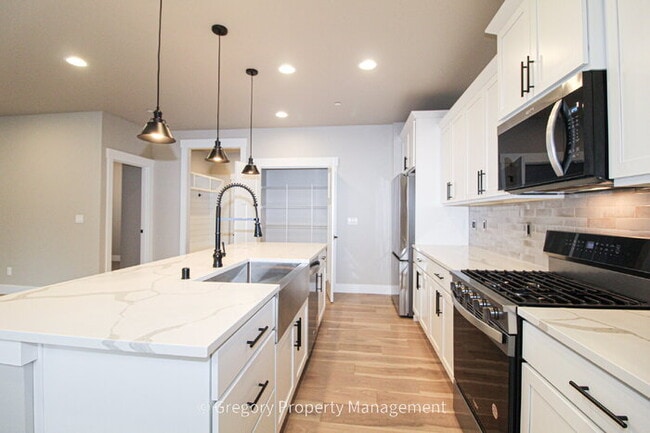 Building Photo - Brand New Spacious 5-Bedroom Retreat at Coyote Ridge 3 Full Baths 2 Car Garage 2330sf A/C Prime B...