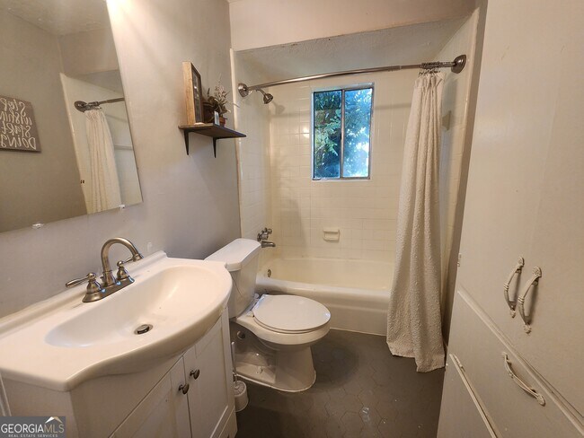 Building Photo - 917 Oakview Ave