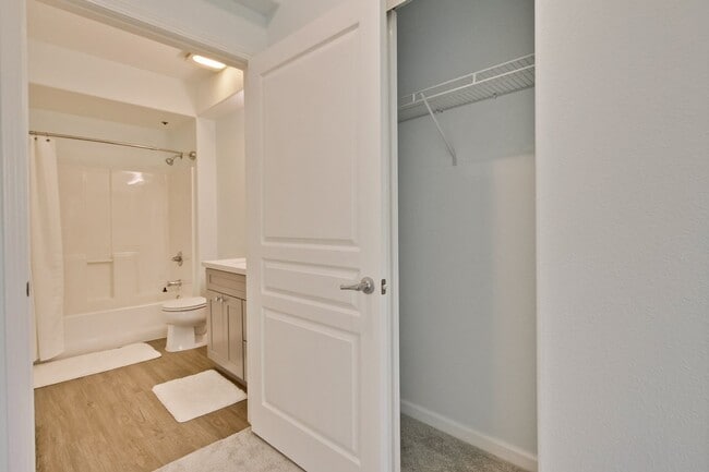 Building Photo - Excellent 2 Bed 2 Bath Condo - Completely Remodeled!