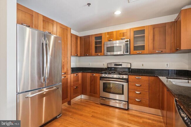 Building Photo - 5750 Bou Ave