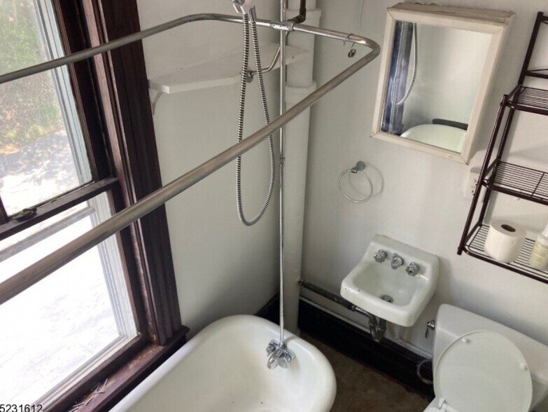 Bathroom - 10 Harrison St