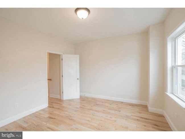 Building Photo - 253 Iona Ave