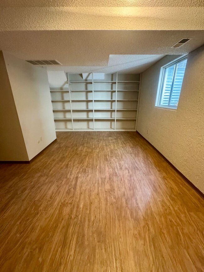 Building Photo - 4 Bedroom Home in Villa Loma-Available NOW