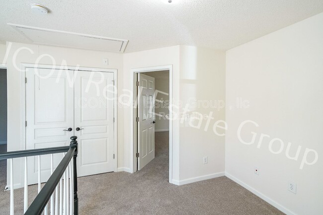 Building Photo - 467 Colonial Walk