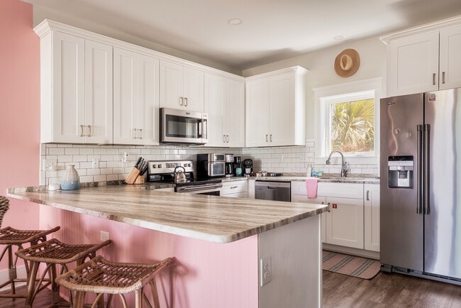 Building Photo - 105 W 7th St