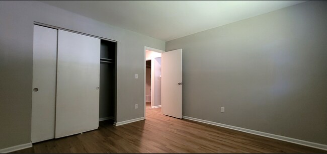 Building Photo - 3030-3032 Creekview Circle