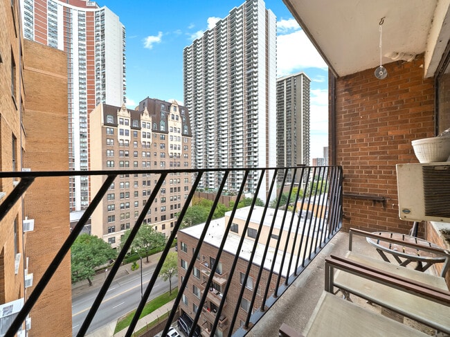 Building Photo - 6118 N Sheridan Rd