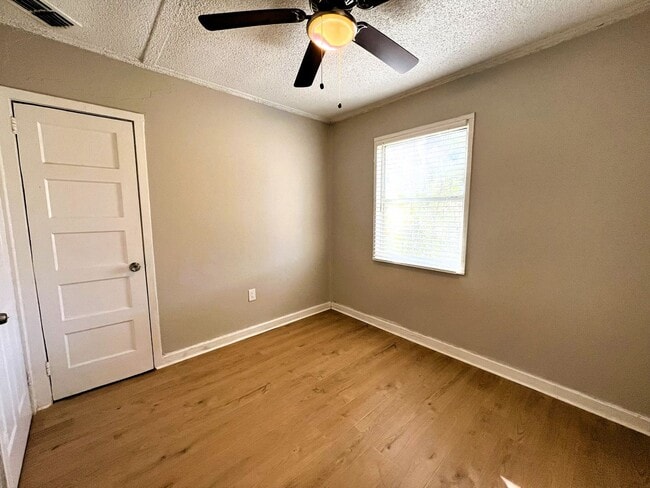 Building Photo - Renovated 2 Bedroom Jacksonville Heights D...