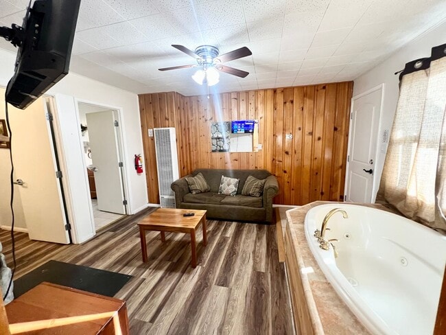 Building Photo - 877 Tulip Ln