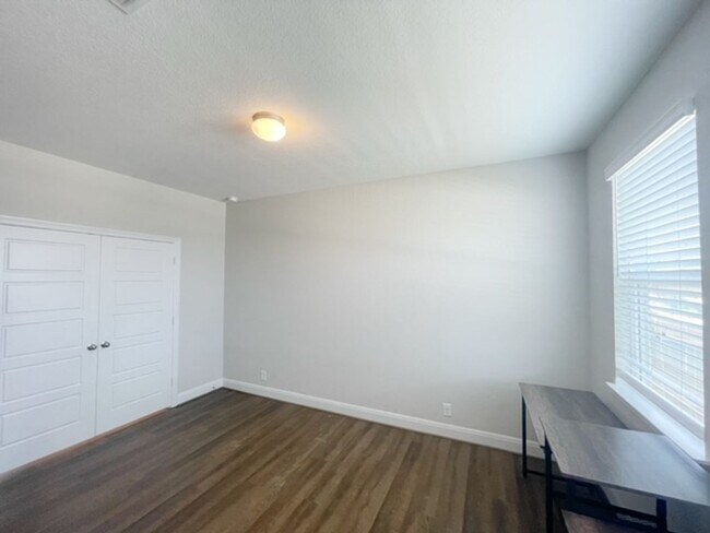 Building Photo - This stunning, 4BED/2BATH, well maintained...