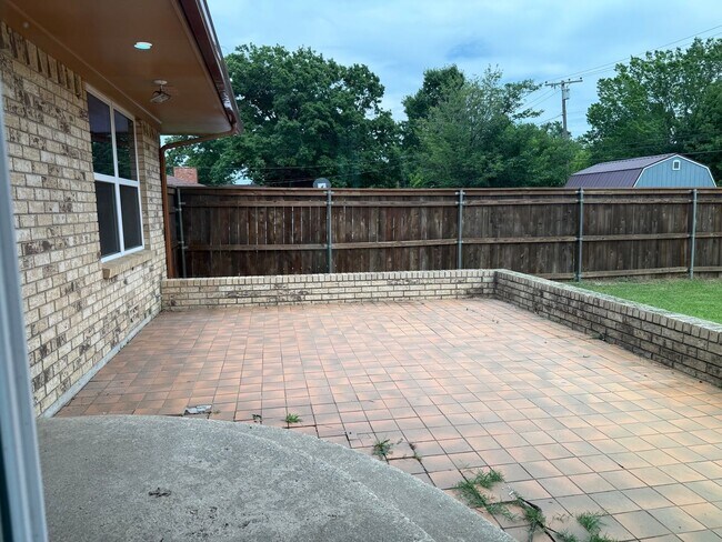 Building Photo - TEXAS SIZED WHITESBORO HOME FOR LEASE! 4 BEDROOMS-LOTS OF SPACE! HURRY!