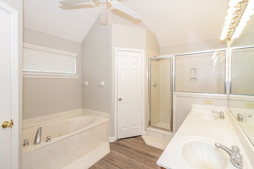 Building Photo - 1401 Carlton Ridge Dr