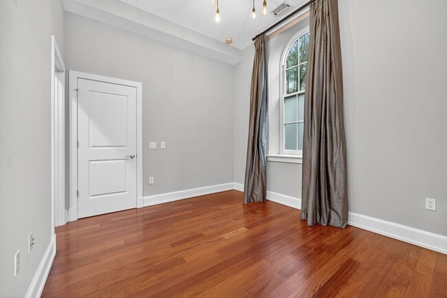 Building Photo - Available Now! High End 2 Bed 2 Bath in Luxury Building with Pool, Gym, Parking